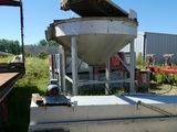 une machine posée par terre, dans l'herbe