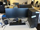 un bureau équipé d'un écran d'ordinateur et d'un clavier