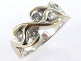 gros plan d'une bague en diamant sur une surface blanche