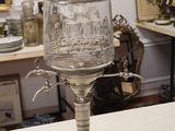 une coupe en argent posée sur une table dans une pièce