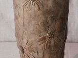 deux vases posés sur une surface blanche