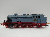 un petit train posé sur une surface blanche