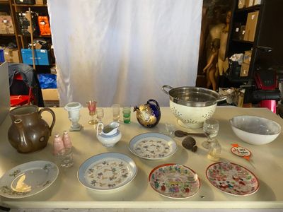 une table sur laquelle se trouvent beaucoup d'assiettes et de bols