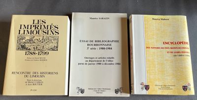 trois livres posés sur une table l'un à côté de l'autre