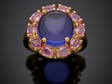 une bague ovale sertie d'un saphir bleu et d'une tourmaline rose, en or jaune 18 carats