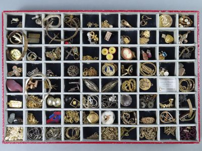 une vitrine remplie d'une grande variété de bijoux