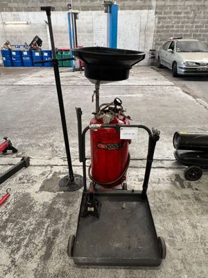 un extincteur posé sur un chariot dans un garage