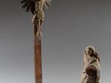 deux statues de Jésus et un crucifix sur une croix en bois