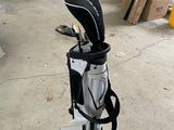 une photo d'un sac de golf contenant un club de golf