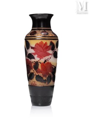 un vase orné d'une feuille rouge sur un fond blanc