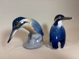 two figurines of birds that are sitting on top of each other