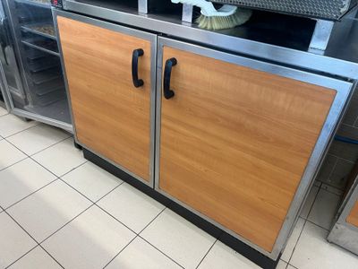 une cuisine équipée d'un micro-ondes et d'un plan de travail
