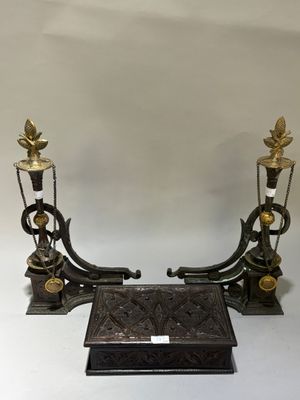 une paire de bougeoirs anciens en laiton et une boîte sur fond blanc