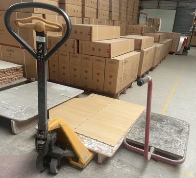 de nombreux cartons empilés sur les palettes dans l'entrepôt