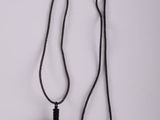 collier avec un cœur noir sur un cordon noir, sur fond blanc