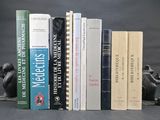 une pile de livres posés sur une étagère