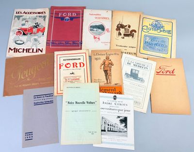 un grand nombre de livres posés sur une table