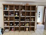 de nombreuses bouteilles de vin sur les étagères de la pièce