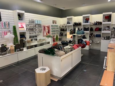 une photo d'un magasin où sont exposés de nombreux articles