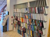 une pièce avec beaucoup de livres accrochés au mur