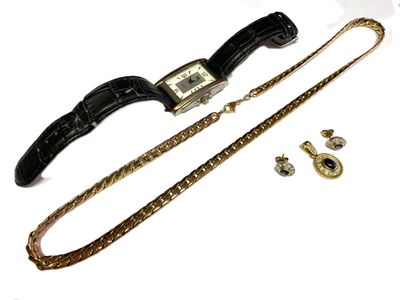 une montre et une chaîne posées l'une à côté de l'autre