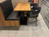 une table, deux chaises et un banc dans une pièce