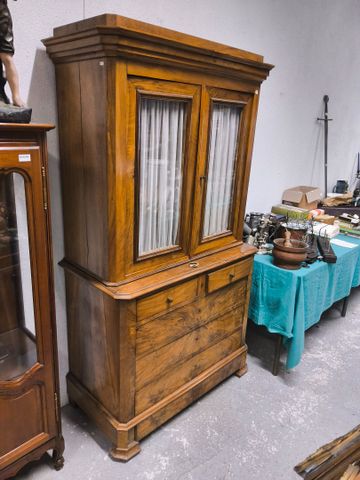 Meuble à deux corps partie haute vitrée (fendu sur un côté, accid...