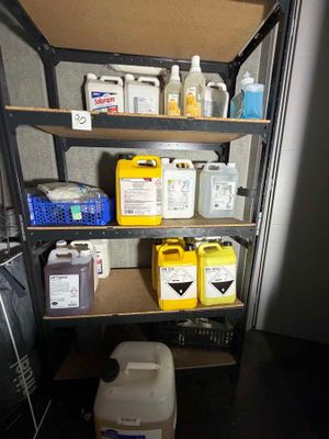 une étagère remplie de différents types de produits d'entretien