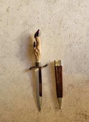 deux couteaux accrochés l'un à côté de l'autre au mur