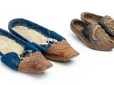 deux paires de chaussures posées l'une à côté de l'autre