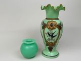 un vase vert et un autre vase vert placés l'un à côté de l'autre