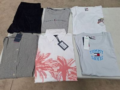 beaucoup de vêtements posés sur une table