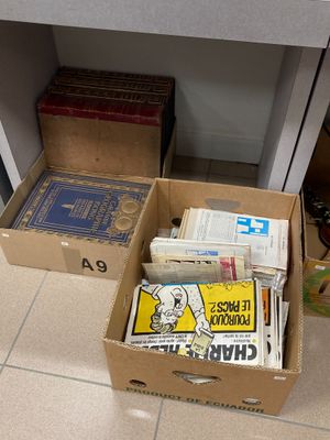 une boîte de livres posée par terre à côté d'un bureau