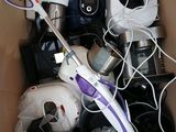 un carton rempli d'articles ménagers, notamment un aspirateur et d'autres objets