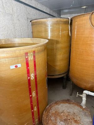 trois grands pots en bois placés les uns à côté des autres dans une pièce