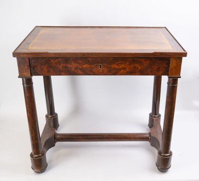 une petite table en bois surmontée d'un tiroir