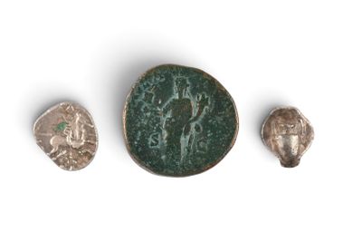 trois pièces en verre argenté et vert ornées d'un lion