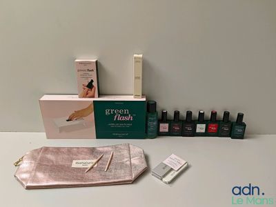 une boîte de vernis à ongles, un sachet de vernis à ongles et un sachet de vernis à ongles
