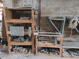 deux étagères sur lesquelles sont posés des outils, dans une pièce