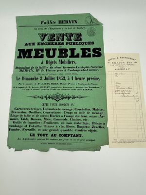 un vieux livre posé sur une table, avec un bout de papier à côté