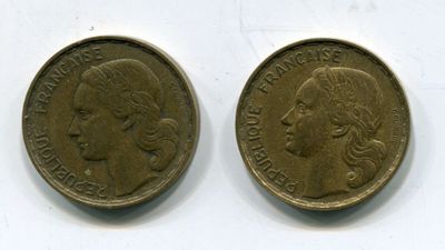 deux pièces britanniques, dont l'une est un souverain et l'autre est un souverain