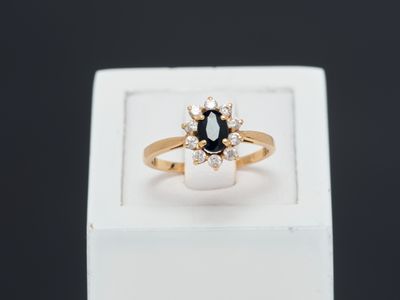 un gros plan d'une bague en or sertie d'un diamant noir et blanc