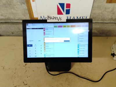 un écran posé sur un bureau, avec une souris à côté
