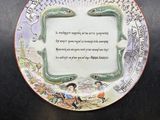 une assiette sur laquelle est inscrit un poème, posée sur une table