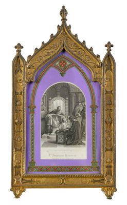 une vieille photo représentant un homme assis sur une chaise, avec un fond violet