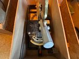 une machine qui se trouve dans une boîte sur laquelle est inscrit un numéro