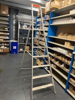 une échelle appuyée contre un mur dans un entrepôt
