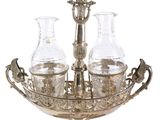 un plateau en argent sur lequel sont posés trois vases en verre