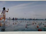 une photo d'une femme marchant sur la plage, un frisbee à la main