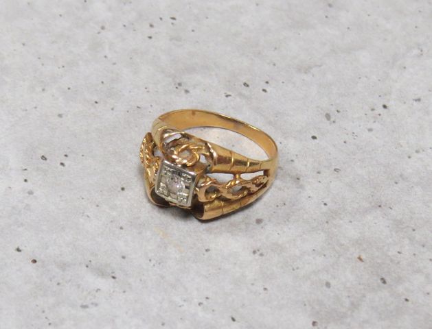Bague dôme à décor d’une infime pierre blanche en or 750‰. En règ...